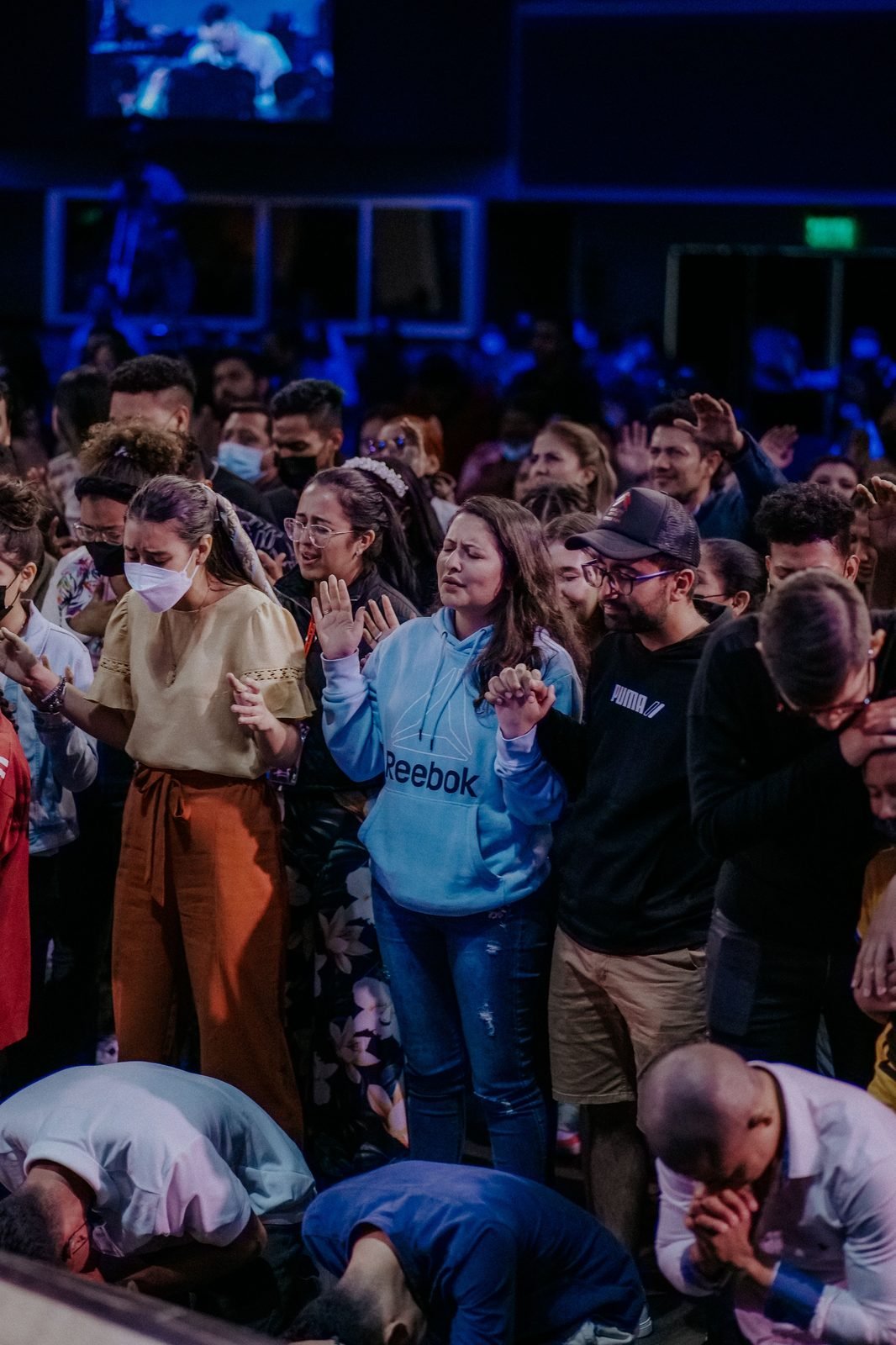 Pessoas caminhando juntas na Igreja Caminhar
